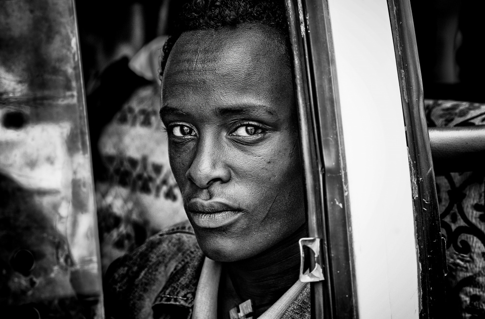 Ethipian man looking throught the bus´ window a Joxe Inazio Kuesta Garmendia