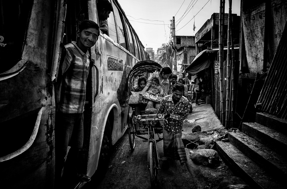 In the streets of Bangladesh. a Joxe Inazio Kuesta Garmendia