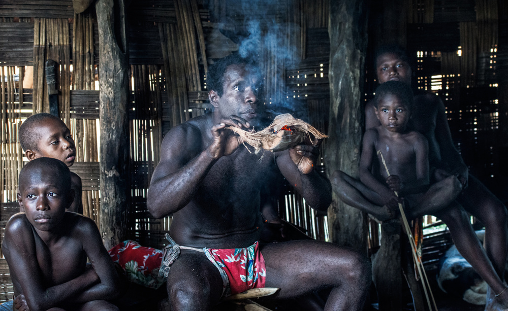 Making fire. (Jaramaja, Espiritu Santo island, Vanuatu) a Joxe Inazio Kuesta Garmendia