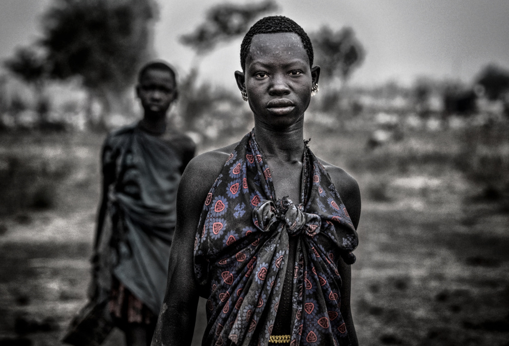 Mundari tribe woman in a cattle camp - South Sudan a Joxe Inazio Kuesta Garmendia