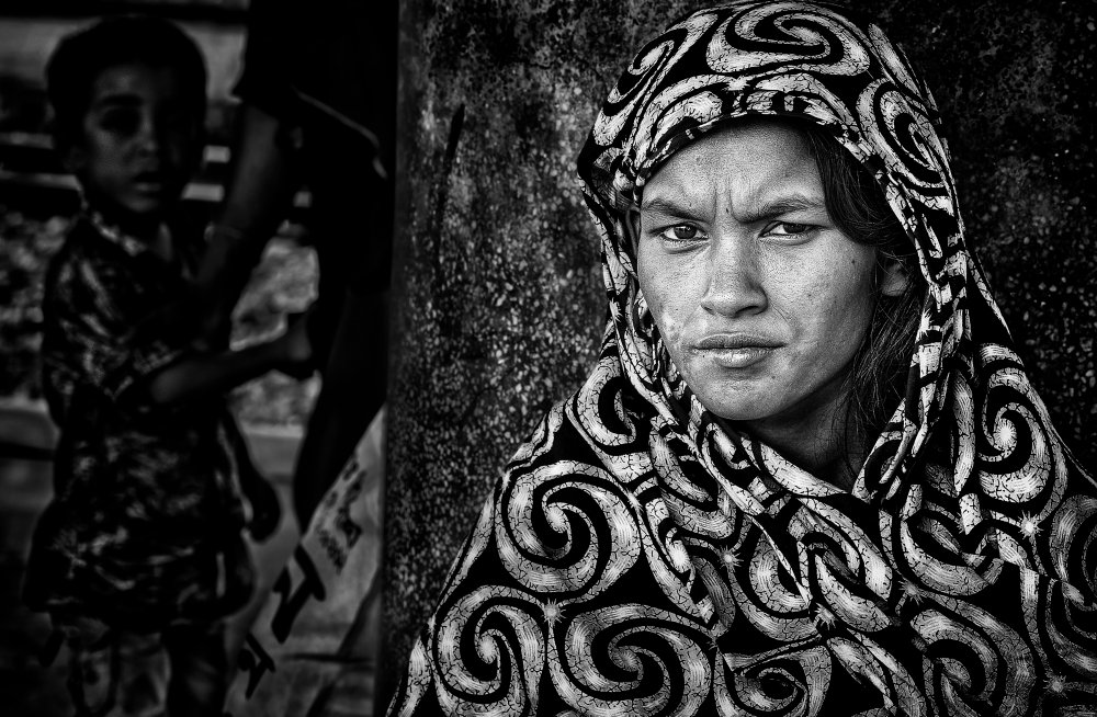 Woman waiting at a train platform - Dhaka a Joxe Inazio Kuesta Garmendia