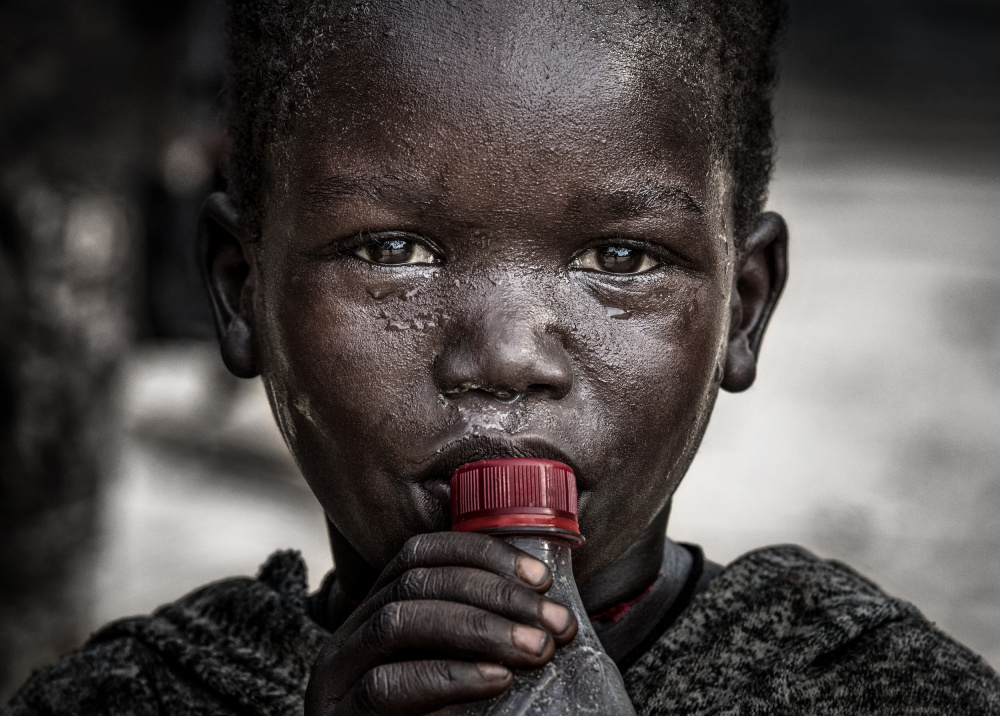 Child with a bottle - South Sudan a Joxe Inazio Kuesta Garmendia
