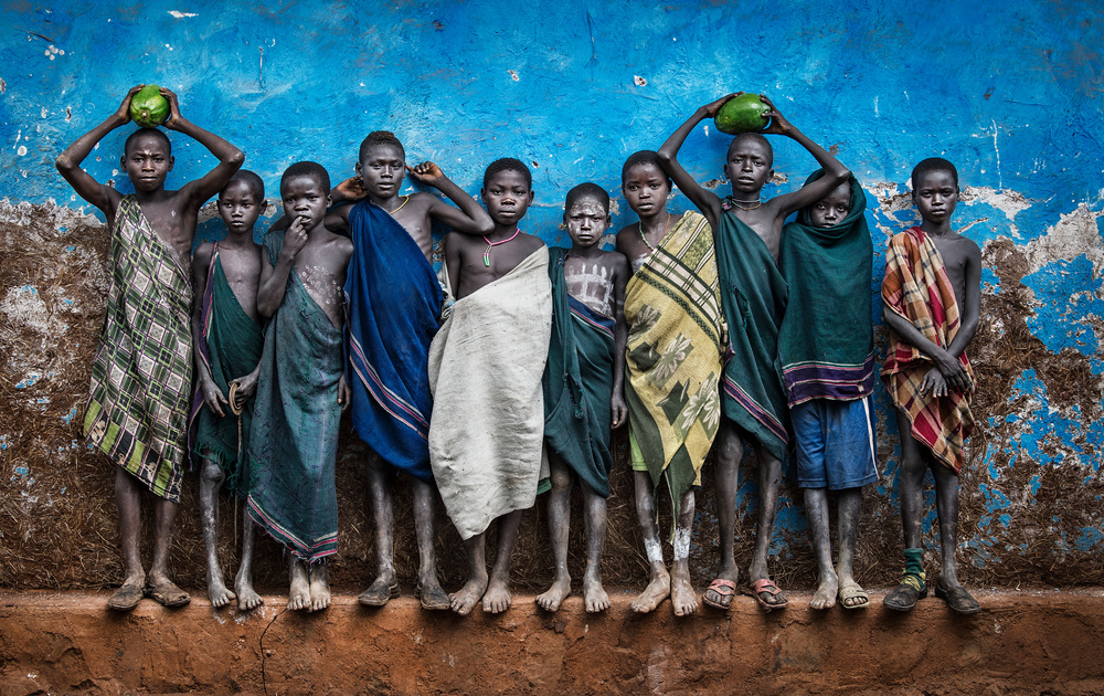 Surma tribe children posing for the picture - Ethiopia a Joxe Inazio Kuesta Garmendia