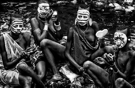 Surma tribe girls painting their faces - Ethiopia
