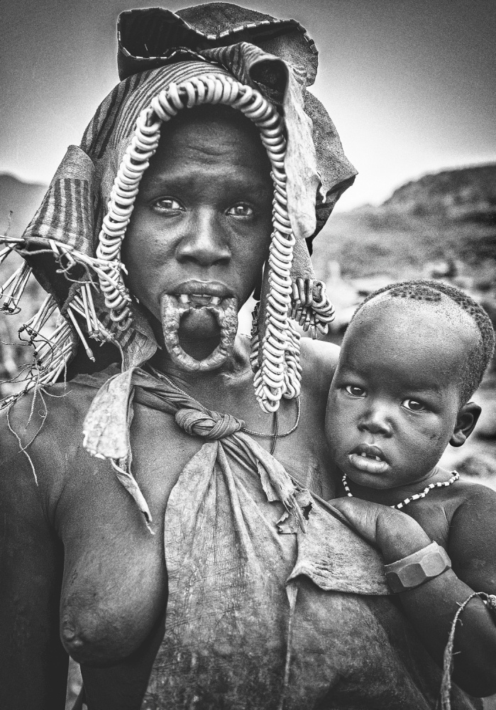 Mursi woman with her child (Omo Valley - Ethiopia) a Joxe Inazio Kuesta Garmendia