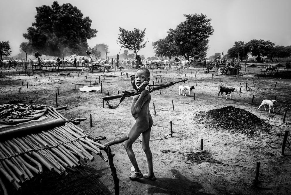 Imitating their elders - Mundari camp-South Sudan a Joxe Inazio Kuesta Garmendia