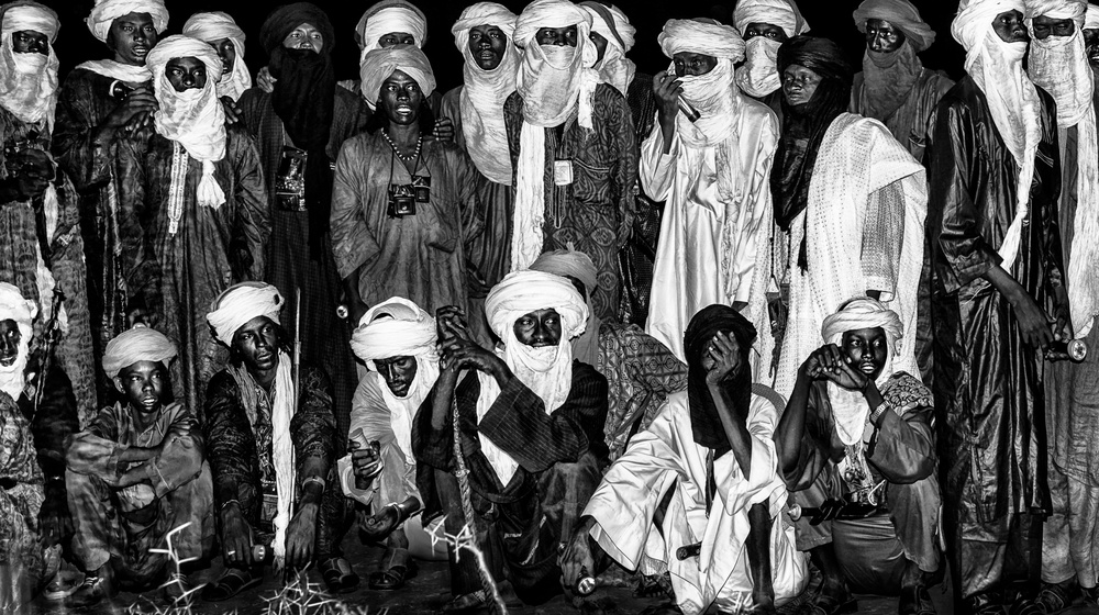 At night, in the heat of a bonfire in the gerewol festival - Niger a Joxe Inazio Kuesta Garmendia