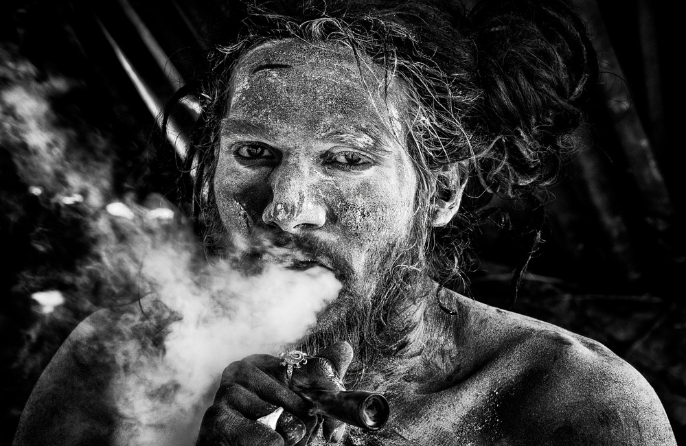 Naga Baba smoking a chilum-I - Kumbh Mela - Prayagraj - India a Joxe Inazio Kuesta Garmendia