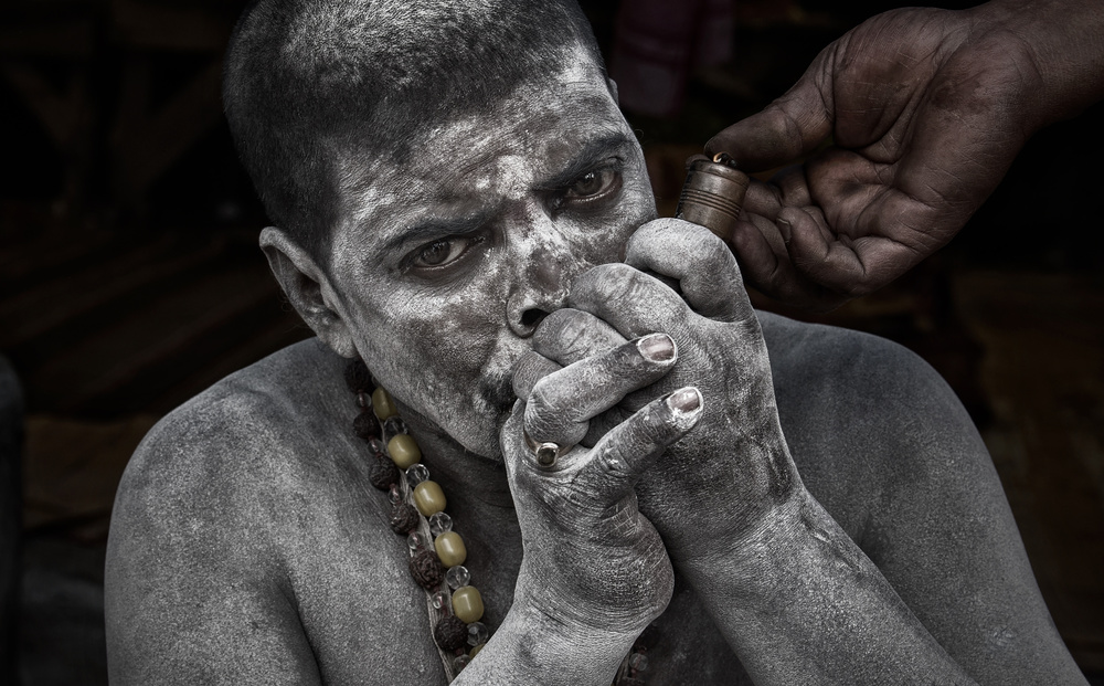 Naga Baba smoking a chilum - Kumbh Mela - Prayagraj - India a Joxe Inazio Kuesta Garmendia