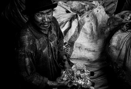 Collecting plastic - Jakarta - Indonesia