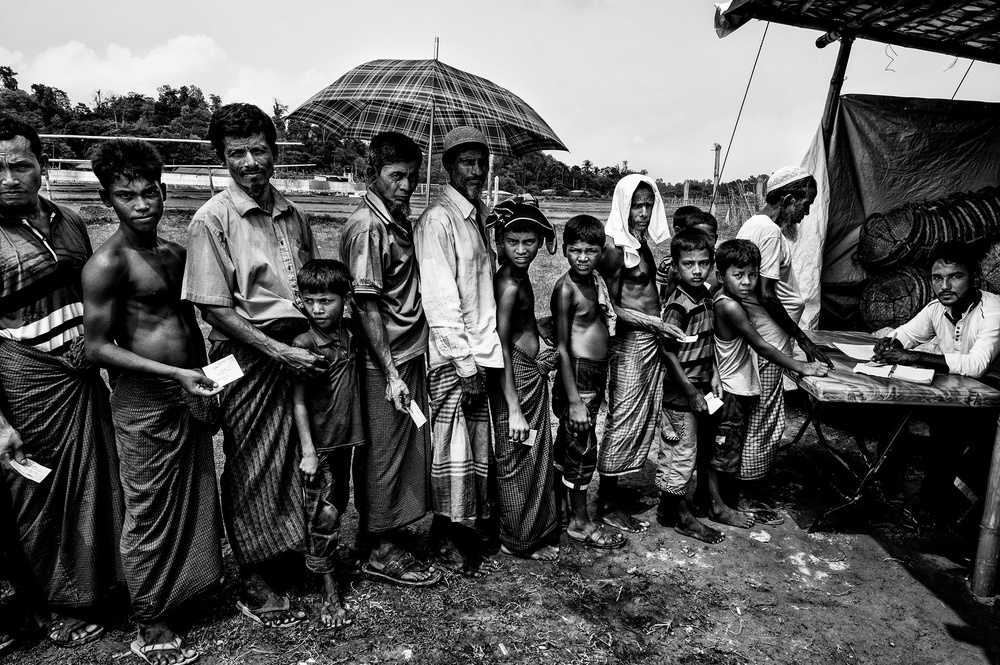 Rohingya refugees queuing to get some items to build their homes. a Joxe Inazio Kuesta Garmendia