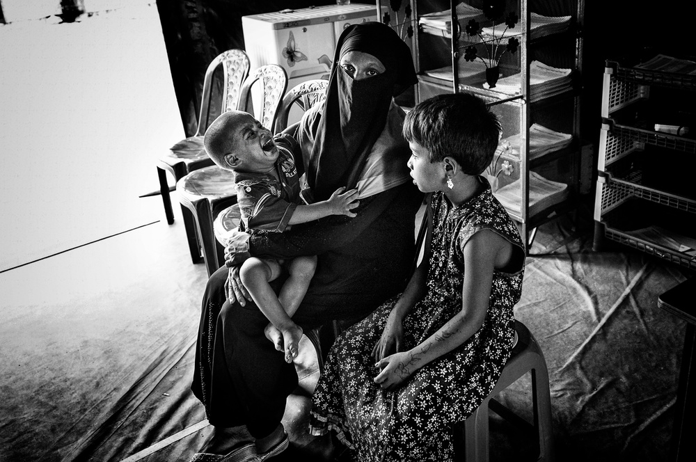 Rohingya refugee woman with her child in a medical camp - Bangladesh a Joxe Inazio Kuesta Garmendia