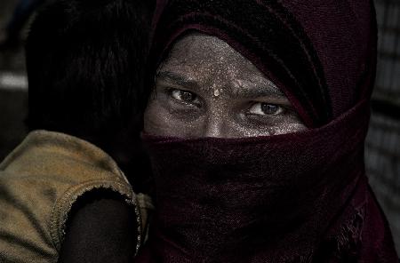 Rohingya refugee woman and her child - Bangladesh