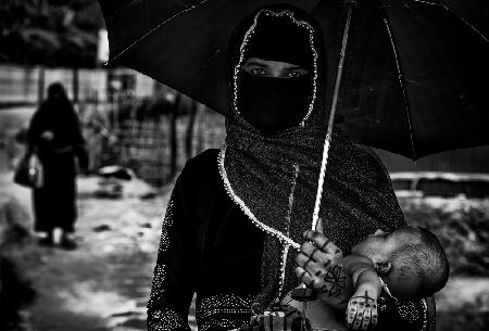 Rohingya refugee mother and her child.