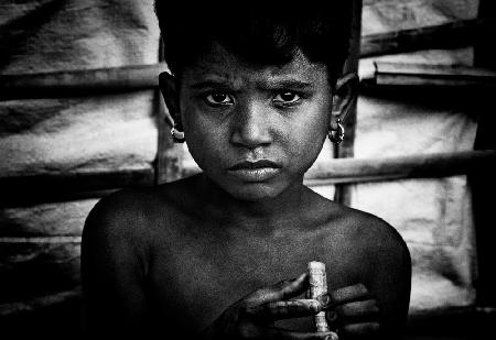 Rohingya girl with some money - Bangladesh