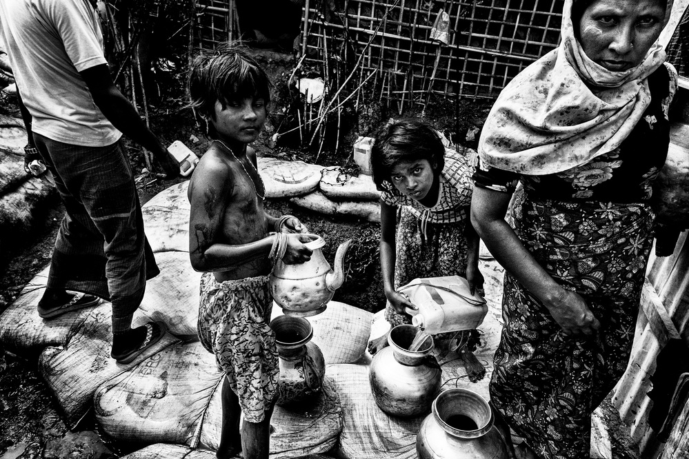 Rohingya people drawing water from a pit - Bangladesh a Joxe Inazio Kuesta Garmendia