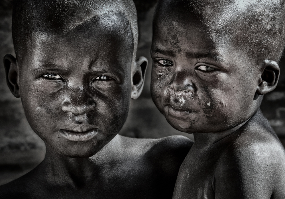 Two brothers in a slum in Juba - South Sudan a Joxe Inazio Kuesta Garmendia