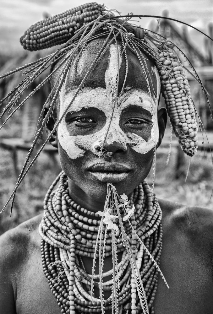 A woman of the Karo tribe (Omo Valley-Ethiopia). a Joxe Inazio Kuesta