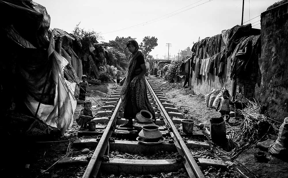 A scene of life on the train tracks - Bangladesh a Joxe Inazio Kuesta