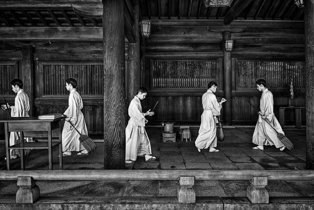 The going and the being back of a monk in the sweeping of the temple (Tokio) a Joxe Inazio Kuesta