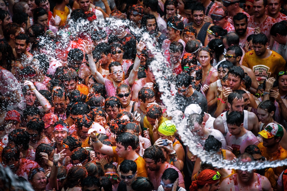A SHOWER IN THE TOMATINA a Juan Luis Duran