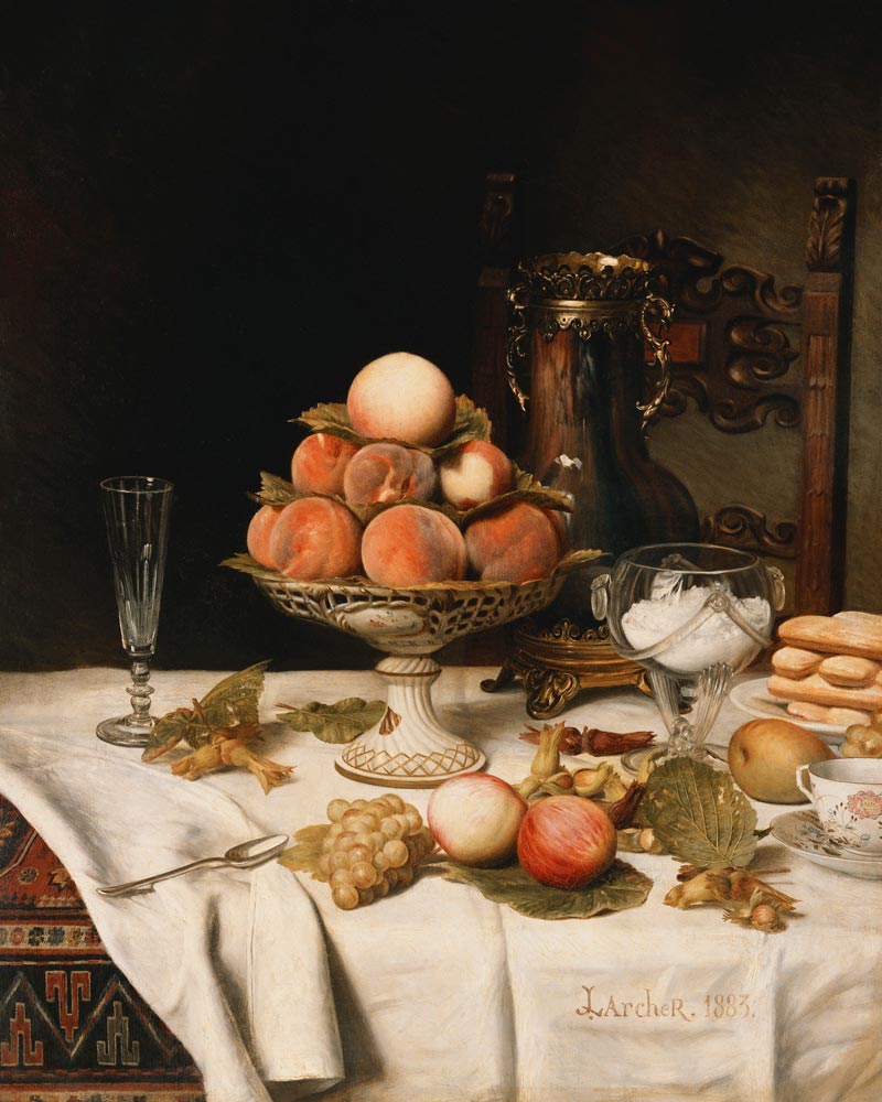 Pfirsiche in einer Obstschale, Trauben, Äpfel, Haselnüsse und Gebäck auf einem gedeckten Tisch a Jules Larcher