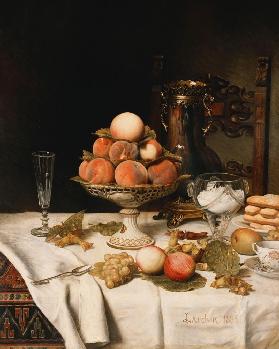 Pfirsiche in einer Obstschale, Trauben, Äpfel, Haselnüsse und Gebäck auf einem gedeckten Tisch