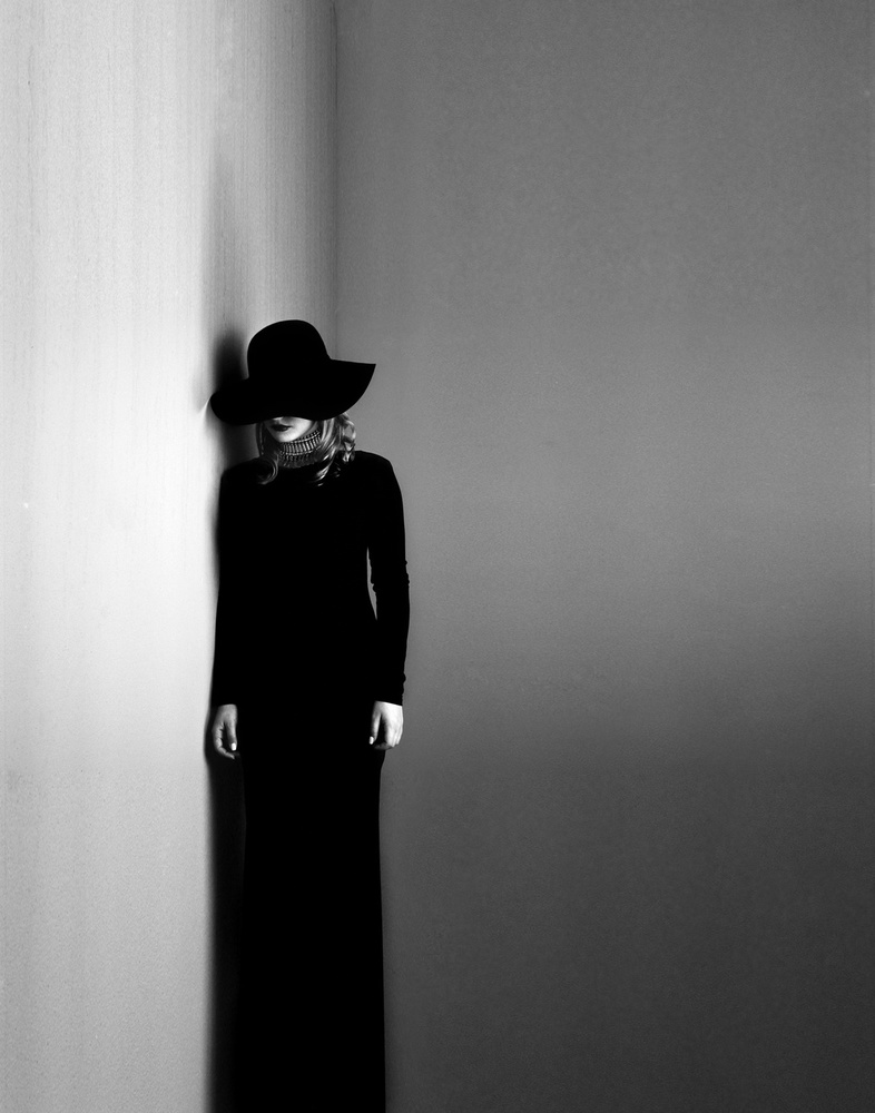 Black dress, white soul a Kalynsky