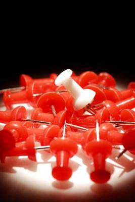 Red push pins, close-up a Krzysztof Gapys