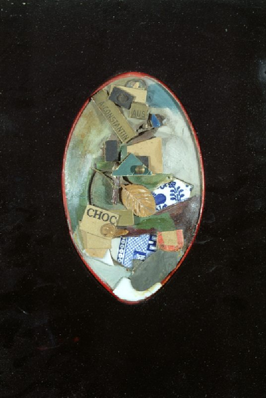 Mirror (mixed media on ivory with velvet surround) a Kurt Schwitters