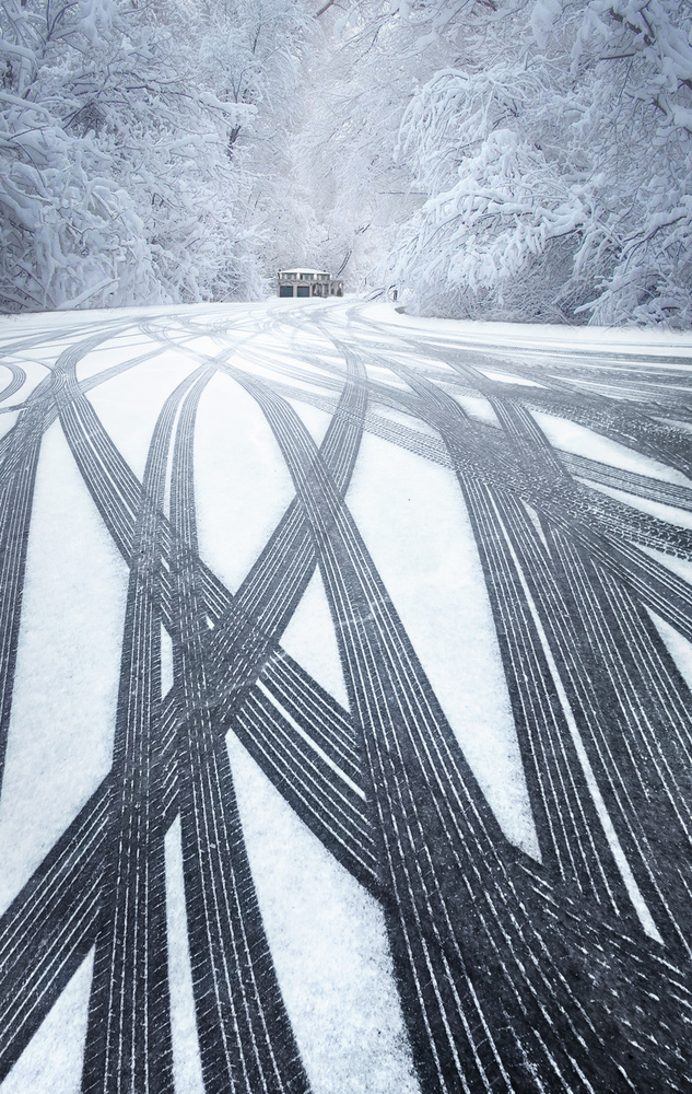 Wheel tracks in snow a Larry Deng
