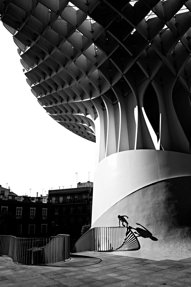 climbing over parasol a Luca Domenichi