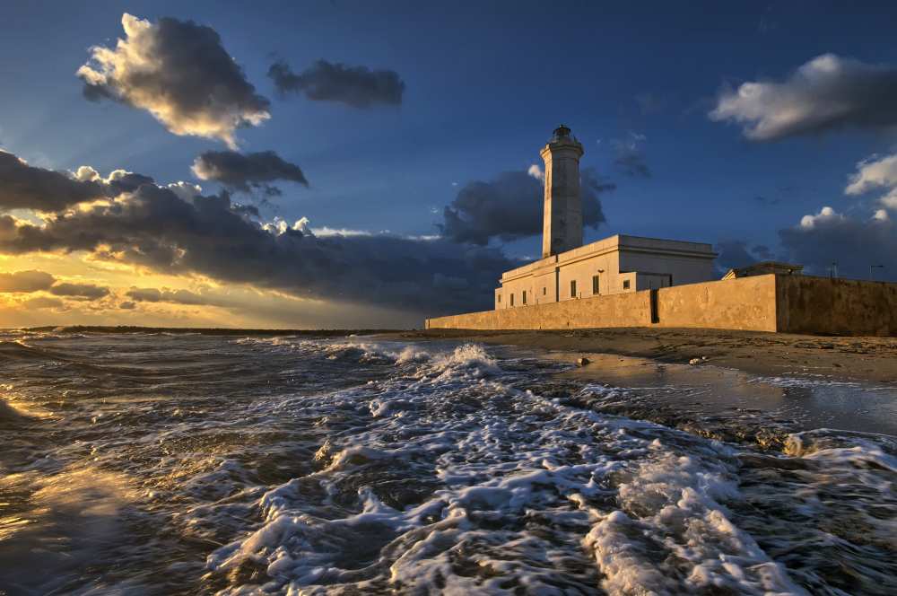 The lighthouse seen from the sea a Luigi Chiriaco