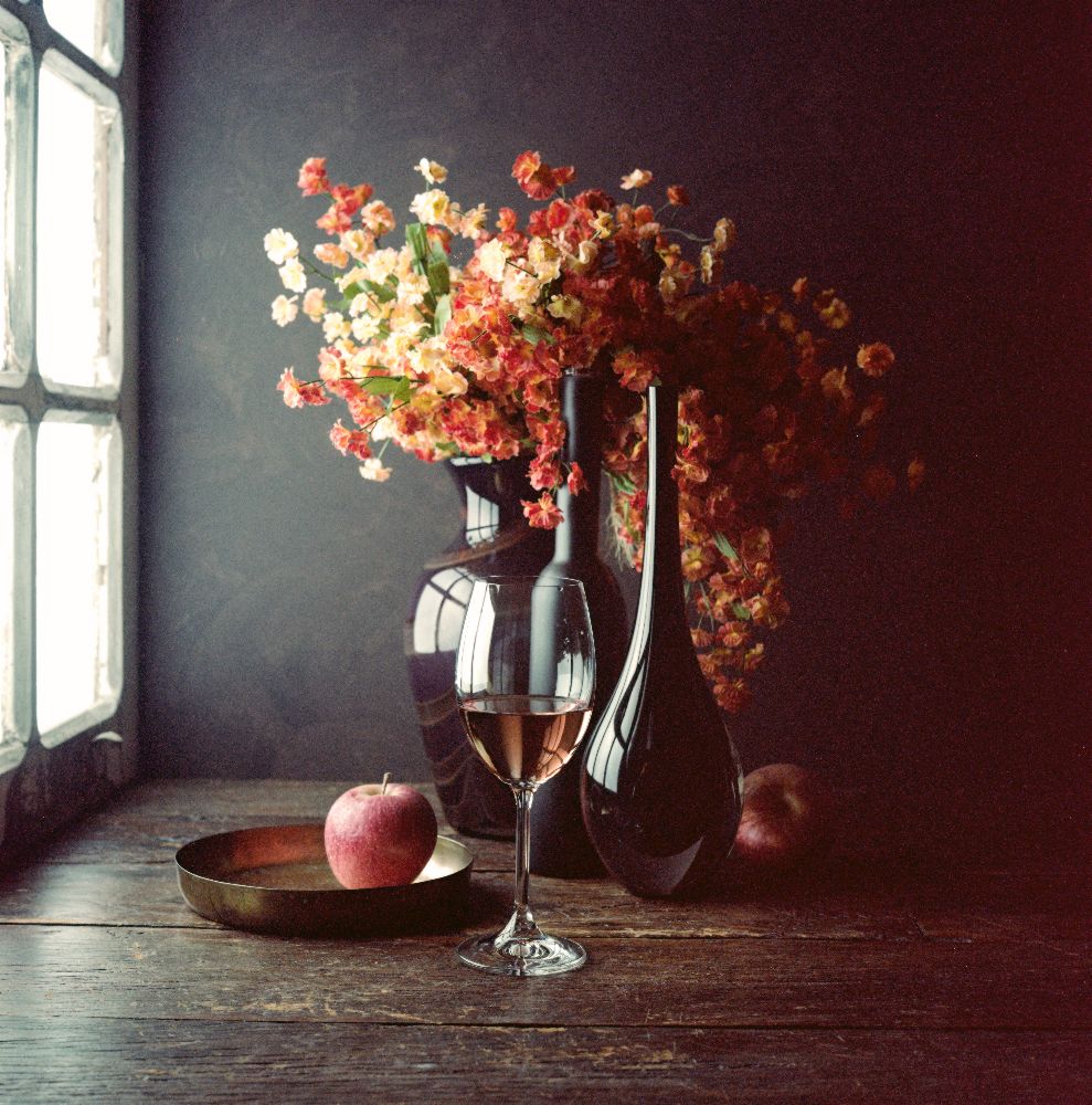 Still Life with Wine and an Apple a Luiz Laercio