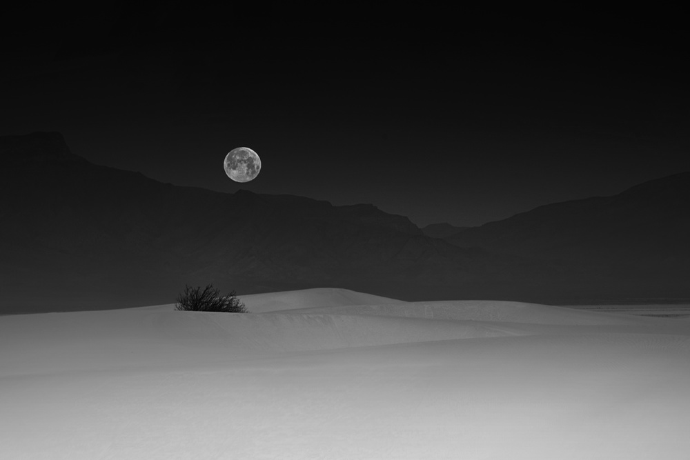Full Moon over White Sands a Lydia Jacobs