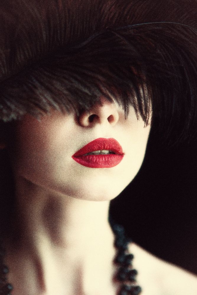 Lips and feather a Magdalena Russocka