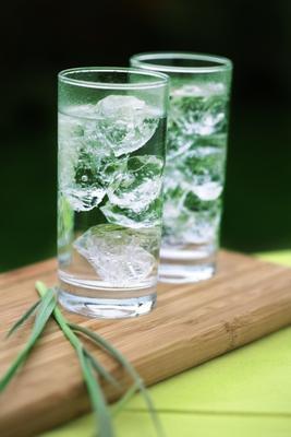 Mineralwasser mit Eiswürfeln