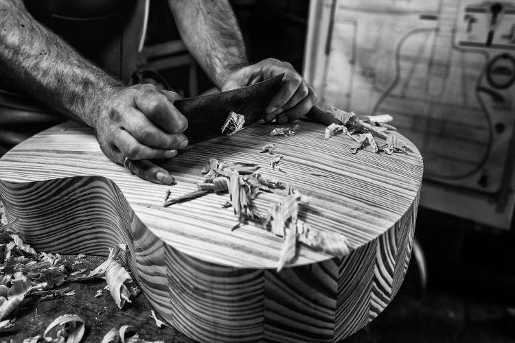 Le Luthier a Manu Allicot
