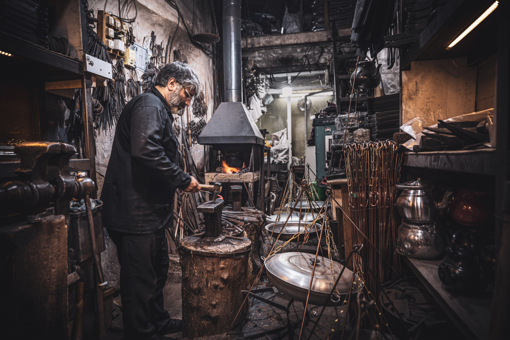 The blacksmith shop of Isfahan a Marco Tagliarino