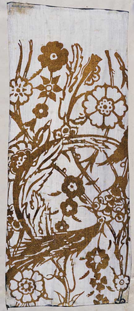 White fabric with floral decoration printed in gold, after 1910 a Mariano Fortuny 