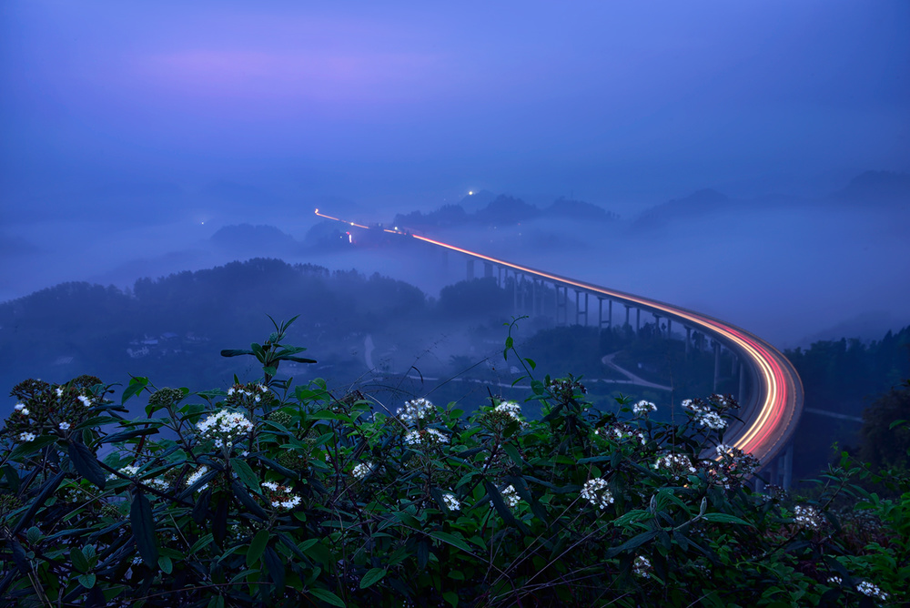 Bridge in Blue Hour a Mei Xu