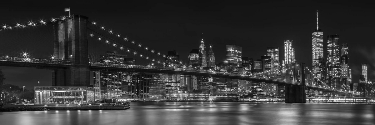 MANHATTAN SKYLINE & BROOKLYN BRIDGE Impressioni notturne | Panorama monocromo a Melanie Viola