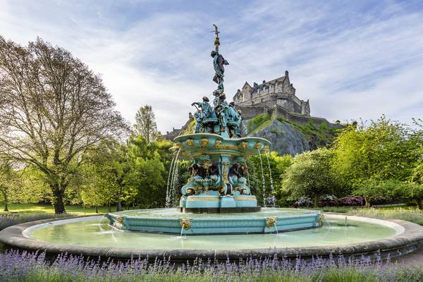 Fontana di Ross e Castello di Edimburgo a Melanie Viola