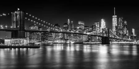 MANHATTAN SKYLINE & BROOKLYN BRIDGE Vista notturna idilliaca | Panorama monocromatico