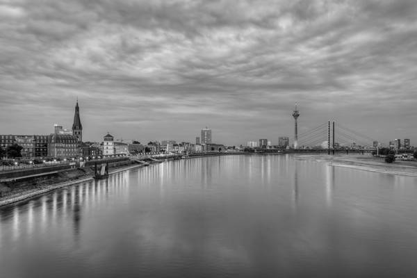 Düsseldorf Skyline schwarz-weiß a Michael Valjak