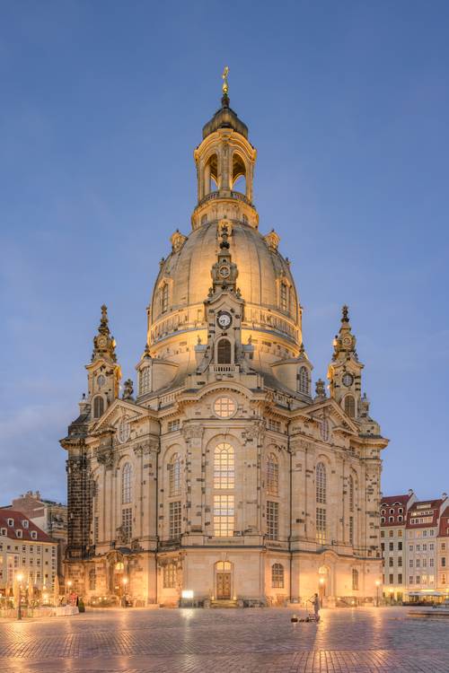 Frauenkirche in Dresden am Abend a Michael Valjak