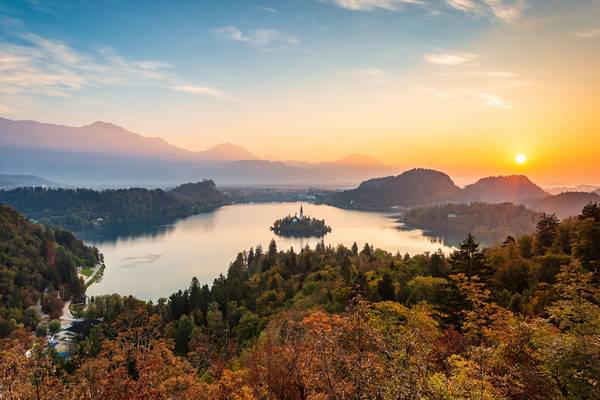 Sonnenaufgang am Bleder See in Slowenien im Herbst a Michael Valjak