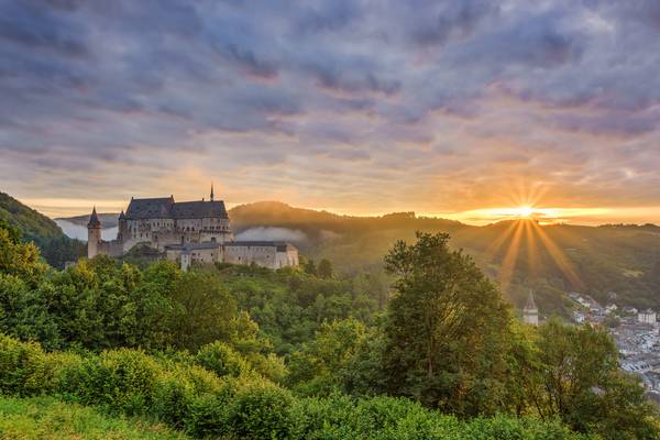 Sonnenaufgang bei der Burg Vianden in Luxemburg a Michael Valjak