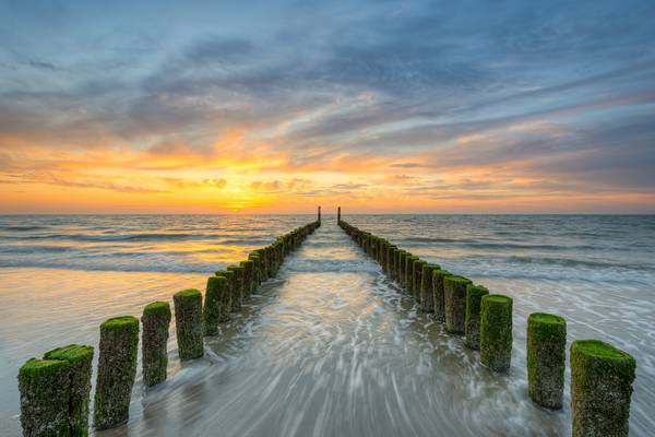 Sonnenuntergang am Strand in Domburg in den Niederlanden a Michael Valjak