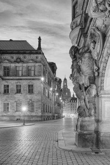 Blick vom Georgentor entlang der Augustusstraße in Richtung Frauenkirche in Dresden am Morgen schwar